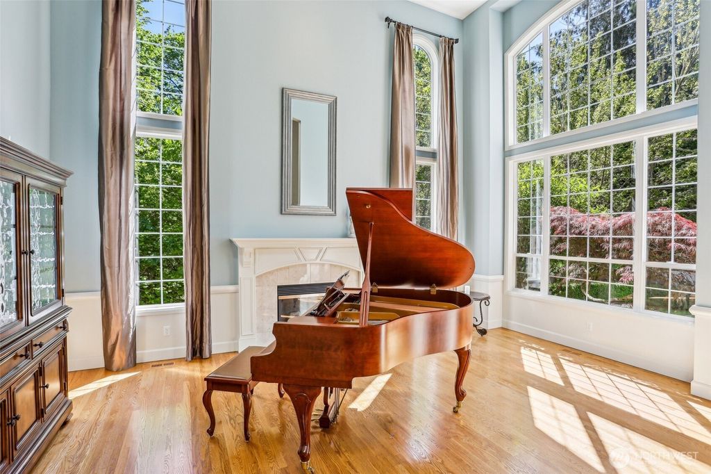 Photo of 25846 NE 4th Place, Sammamish, WA 98074 (MLS # 2483479)