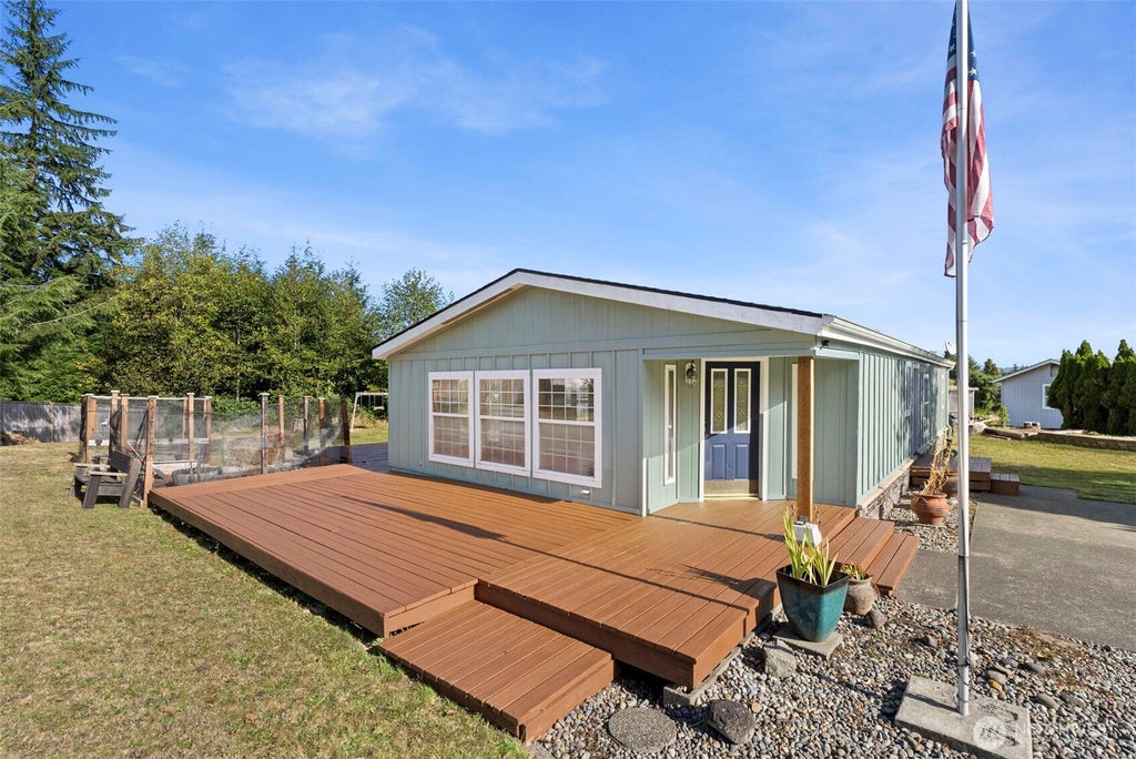 Photo of 814 Ocean Avenue, Cosmopolis, WA 98537 (MLS # 2589377)