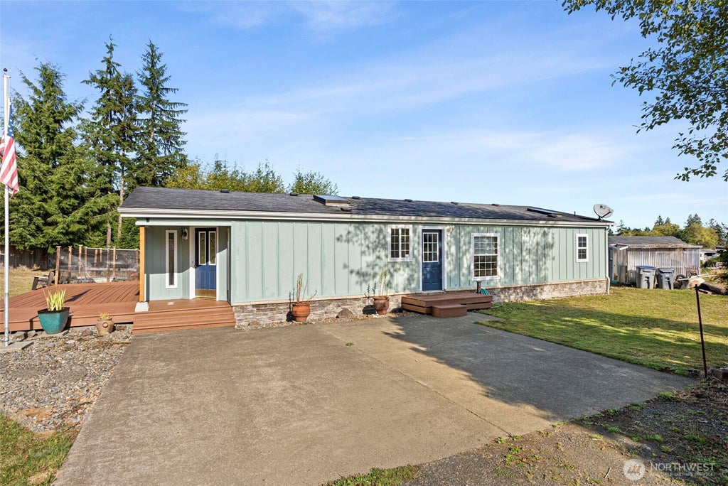 Photo of 814 Ocean Avenue, Cosmopolis, WA 98537 (MLS # 2589377)