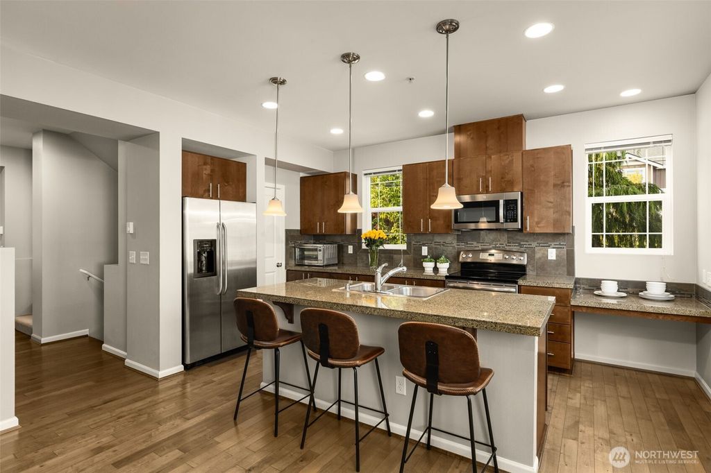Photo of 15720 Manor Way #D5, Lynnwood, WA 98087 (MLS # 2558443)