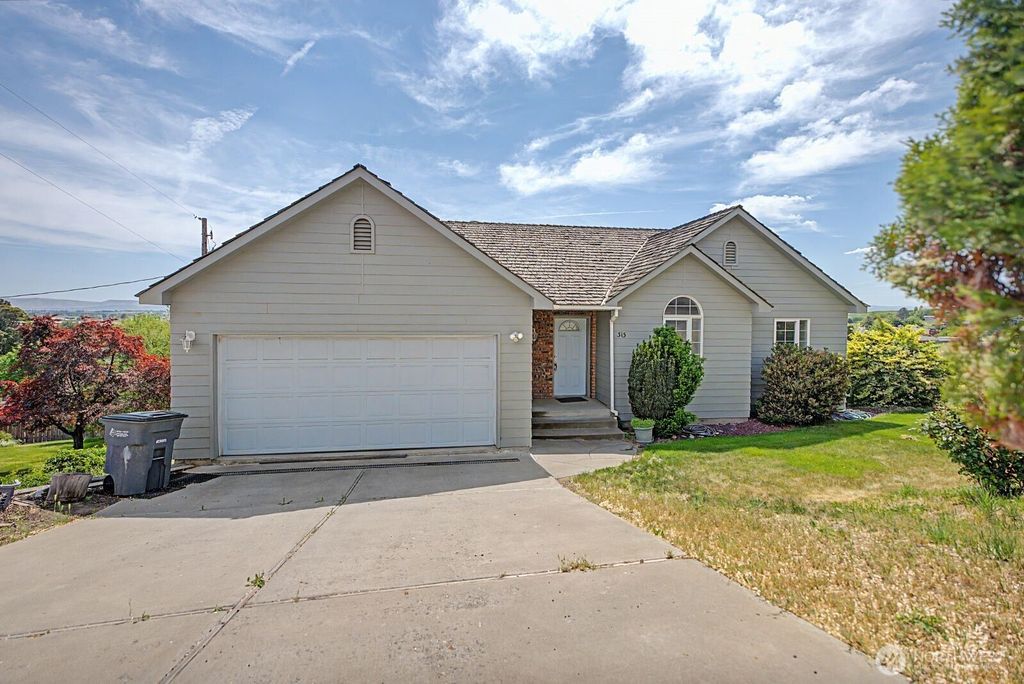 Photo of 313 Peach Avenue, Sunnyside, WA 98944 (MLS # 2521002)