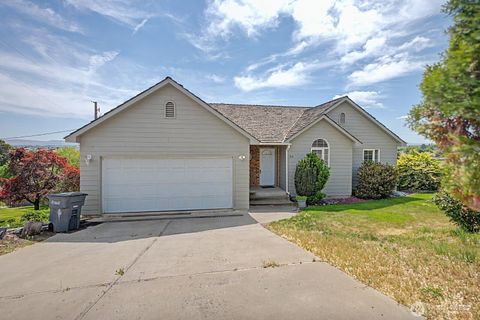 Photo of 313 Peach Avenue, Sunnyside, WA 98944 (MLS # 2521002)