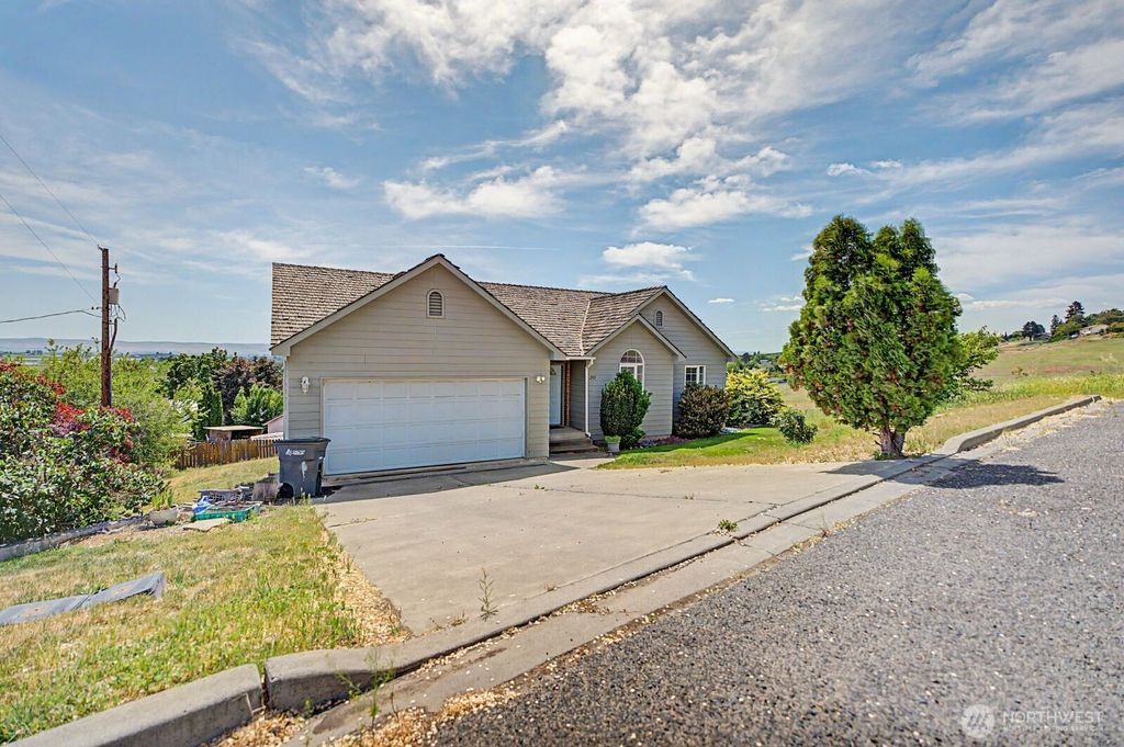 Photo of 313 Peach Avenue, Sunnyside, WA 98944 (MLS # 2521002)