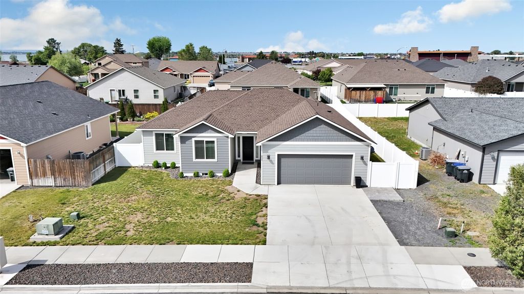 Photo of 409 S Trillium WAY, Moses Lake, WA 98837 (MLS # 2520617)