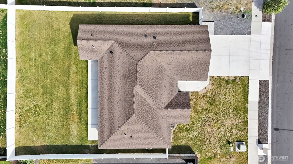 Photo of 409 S Trillium WAY, Moses Lake, WA 98837 (MLS # 2520617)