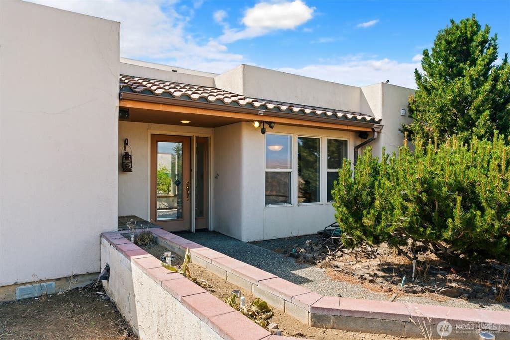 Photo of 723 Burbank Creek Road, Yakima, WA 98901 (MLS # 2546795)