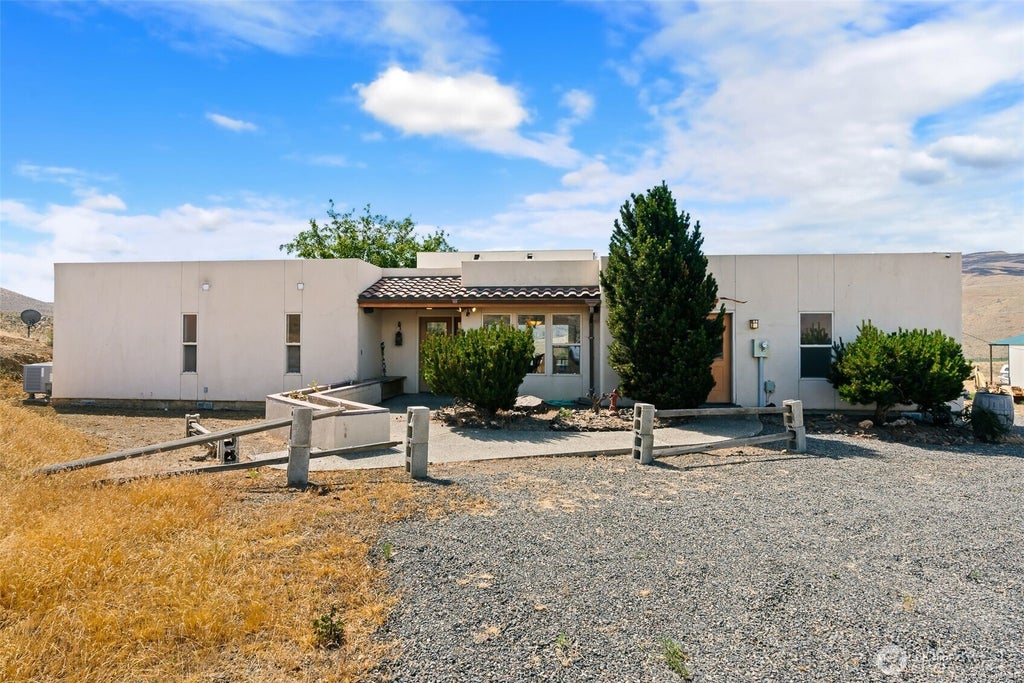 Photo of 723 Burbank Creek Road, Yakima, WA 98901 (MLS # 2546795)