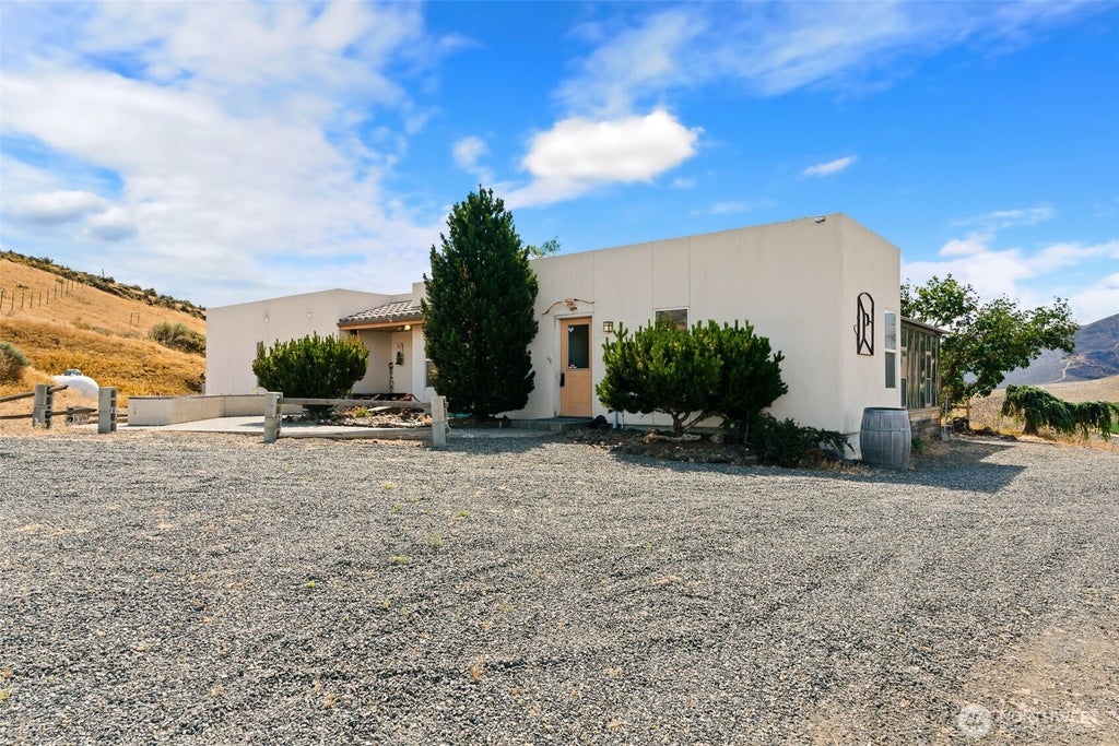 Photo of 723 Burbank Creek Road, Yakima, WA 98901 (MLS # 2546795)