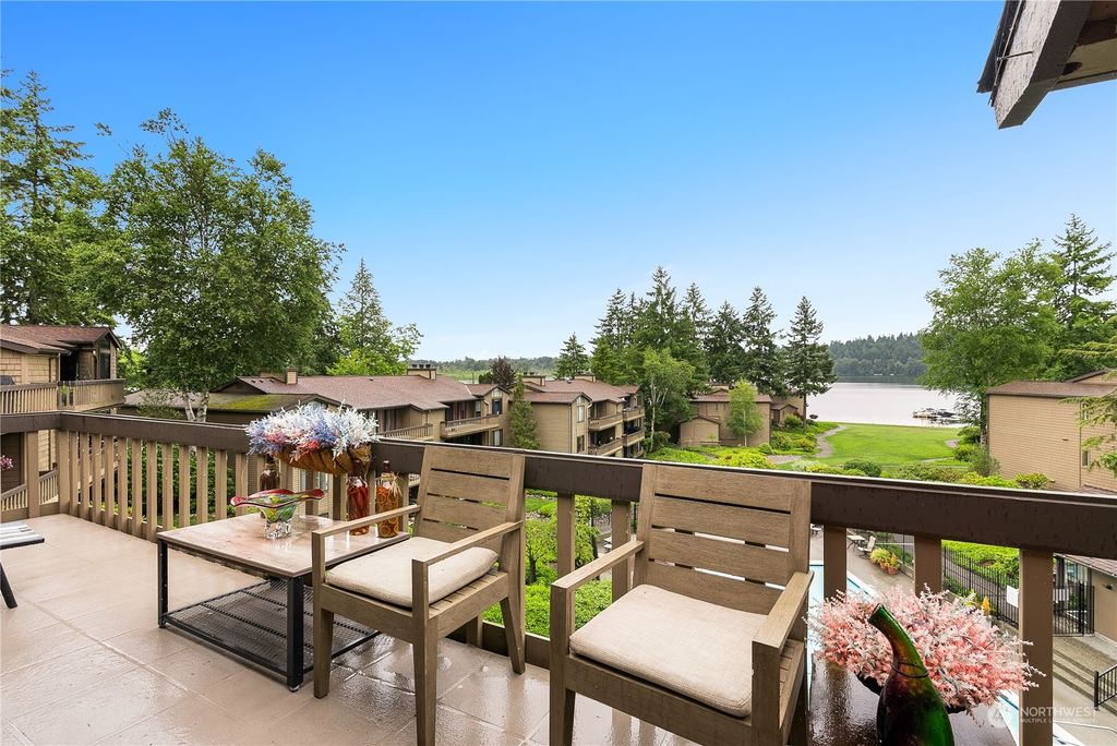 Photo of 17458 NE 40th Place #E5, Redmond, WA 98052 (MLS # 2068038)