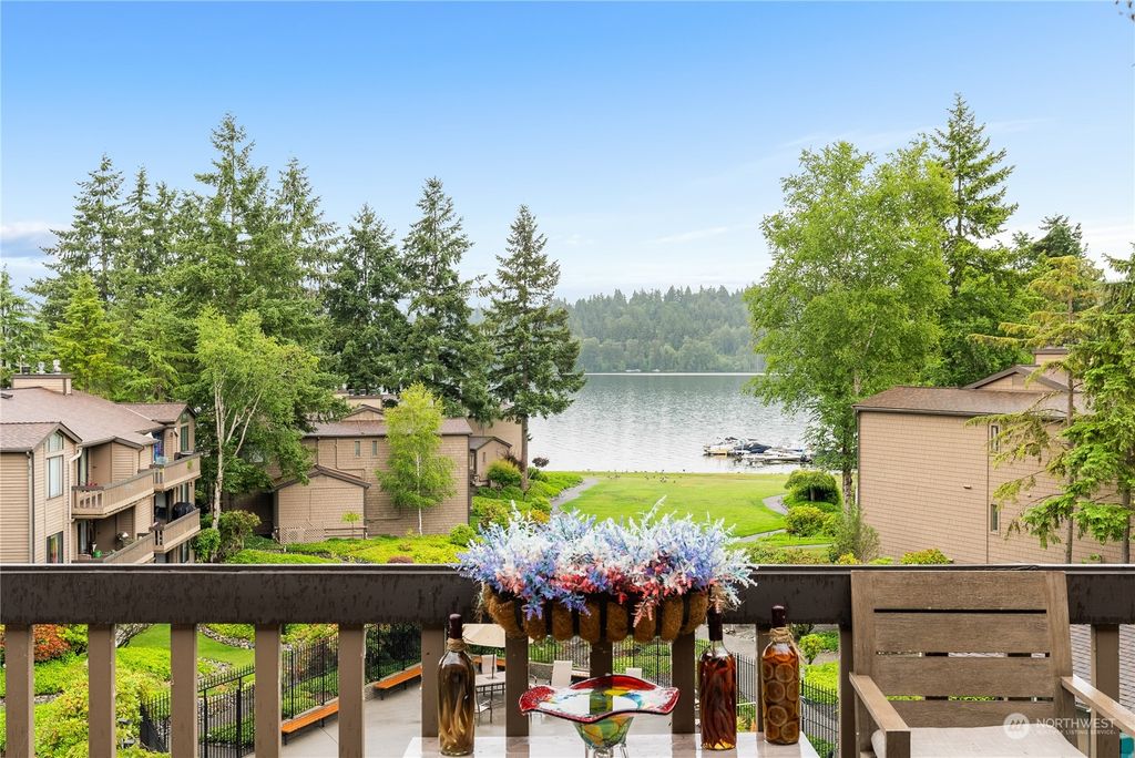 Photo of 17458 NE 40th Place #E5, Redmond, WA 98052 (MLS # 2068038)