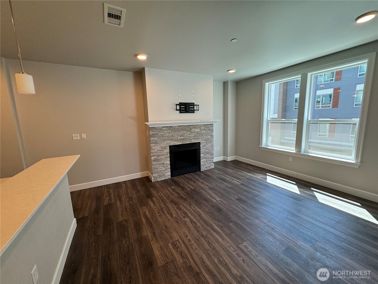4691 Main St 416