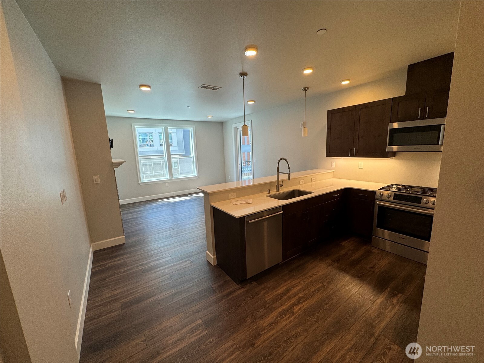 4691 Main St 416