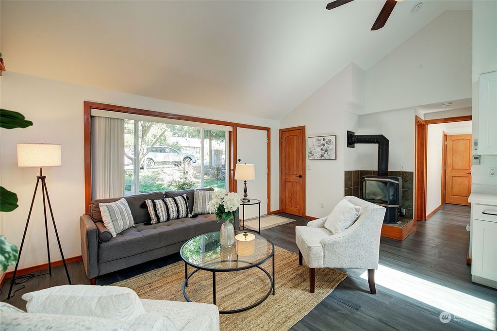 Photo of 5606 237th Street SW, Mountlake Terrace, WA 98043 (MLS # 2133523)
