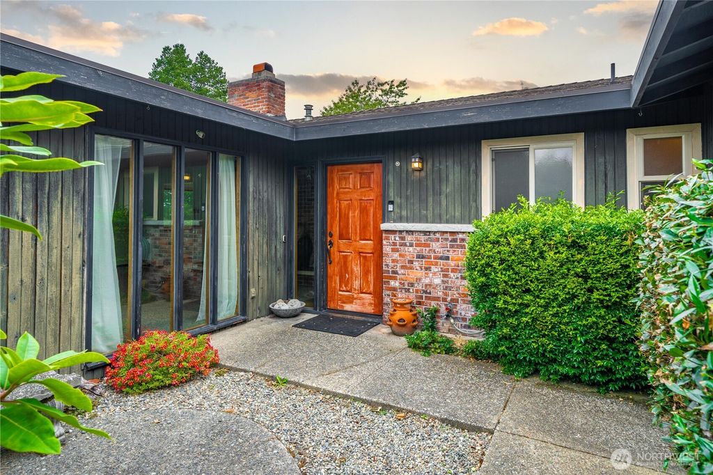 Photo of 29826 4th Avenue SW, Federal Way, WA 98023 (MLS # 2432857)