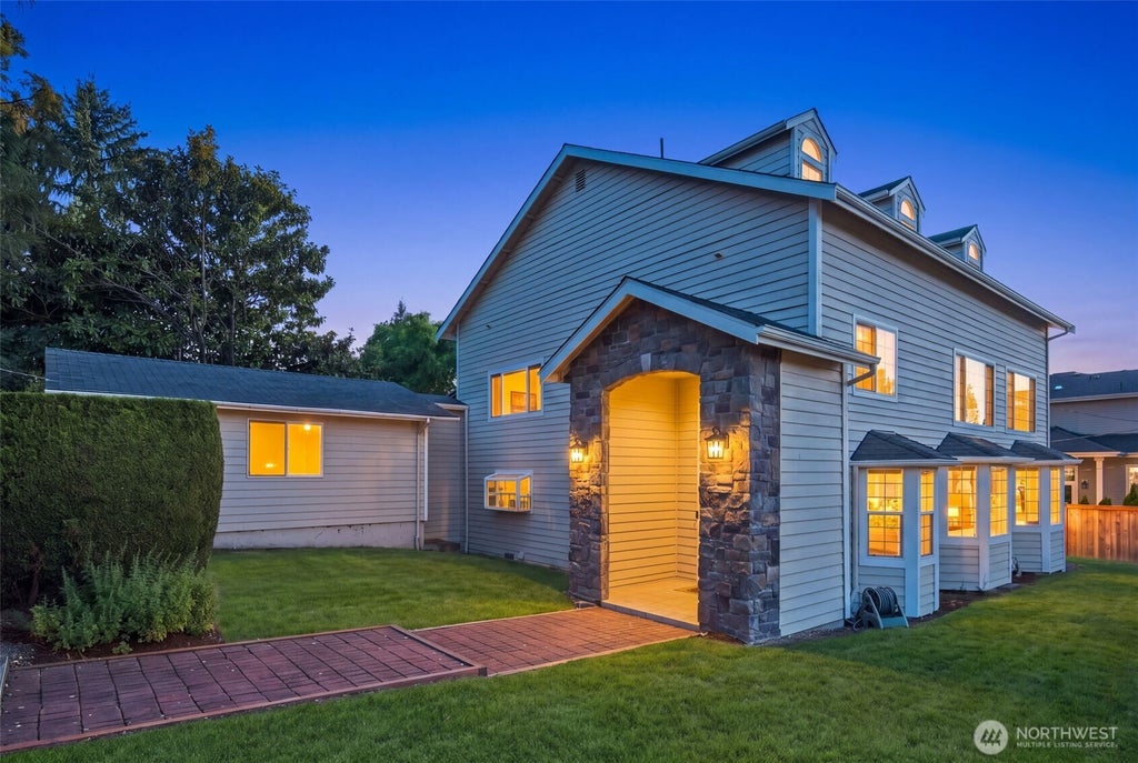 Photo of 6605 SE 24th Street, Mercer Island, WA 98040 (MLS # 2584511)