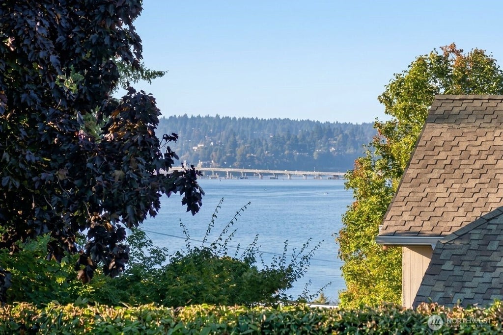Photo of 6605 SE 24th Street, Mercer Island, WA 98040 (MLS # 2584511)
