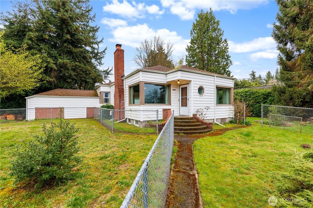 Photo of 12054 38th Avenue NE, Seattle, WA 98125 (MLS # 2357019)