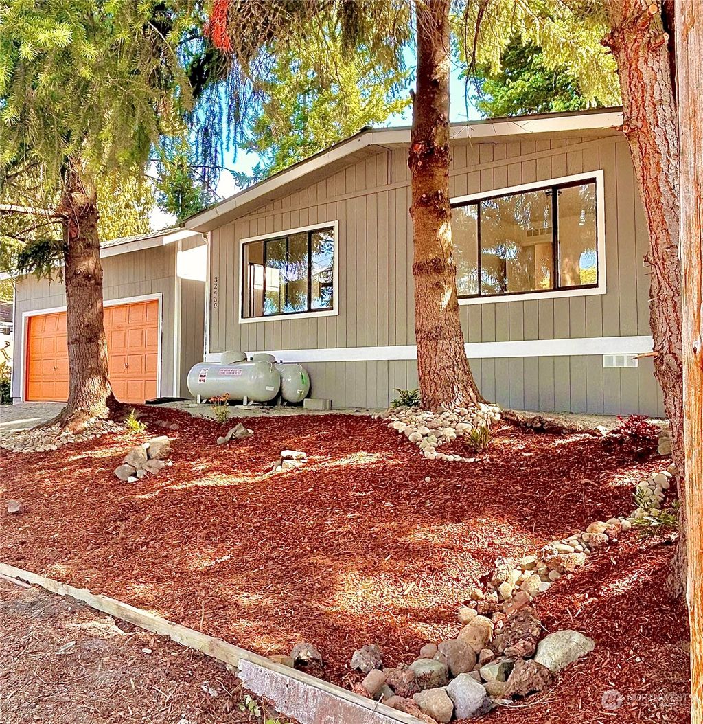 Photo of 32430 4th Avenue, Black Diamond, WA 98010 (MLS # 2152765)
