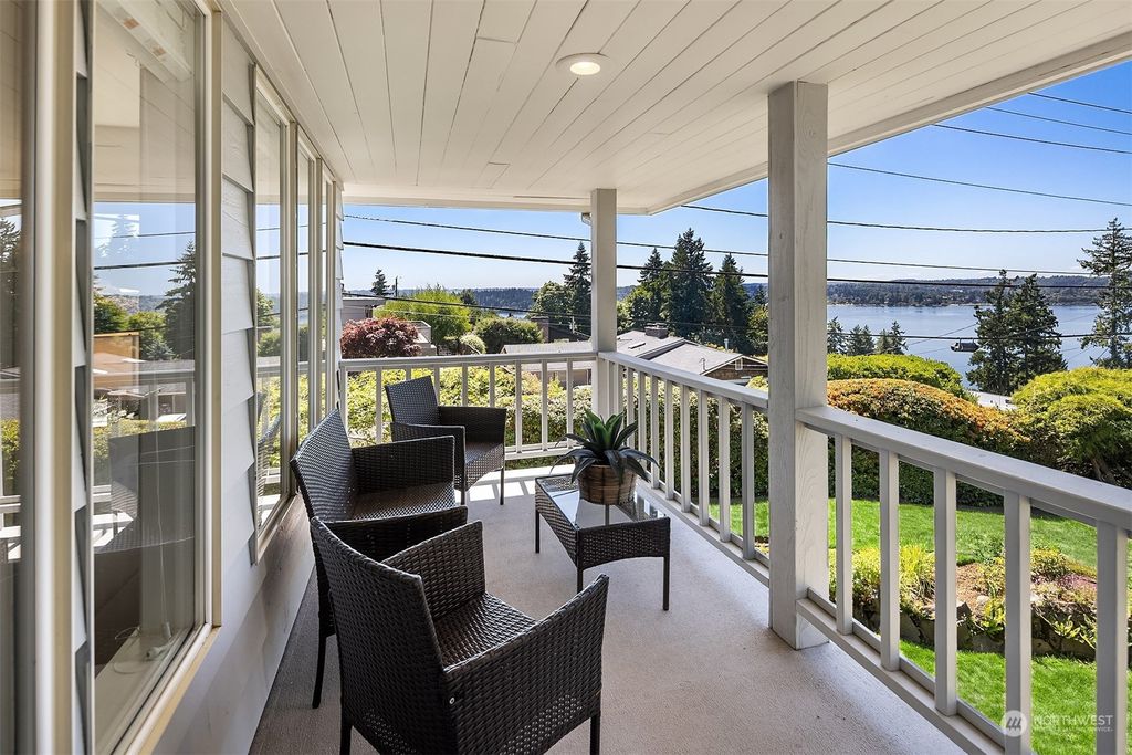 Photo of 3062 70th Avenue SE, Mercer Island, WA 98040 (MLS # 2145381)