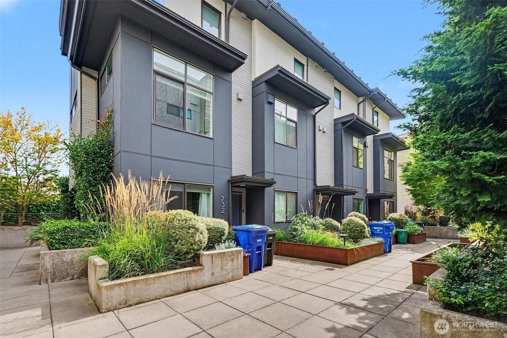 Photo of 728 3rd Avenue N, Seattle, WA 98109 (MLS # 2581923)