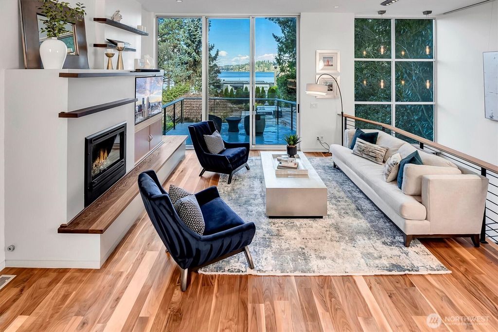 Photo of 9204 SE 33rd Place, Mercer Island, WA 98040 (MLS # 2498756)