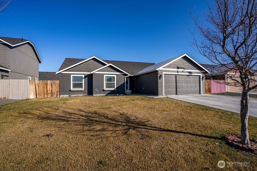 Photo of 527 Bayside Street, Moses Lake, WA 98837 (MLS # 2472012)