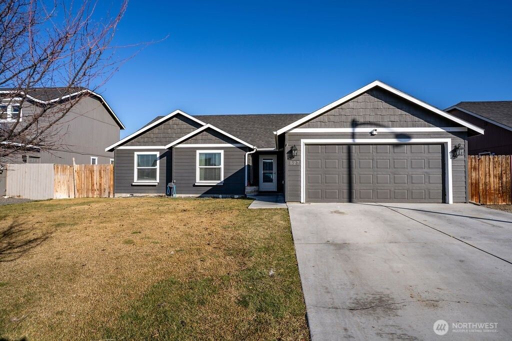 Photo of 527 Bayside Street, Moses Lake, WA 98837 (MLS # 2472012)