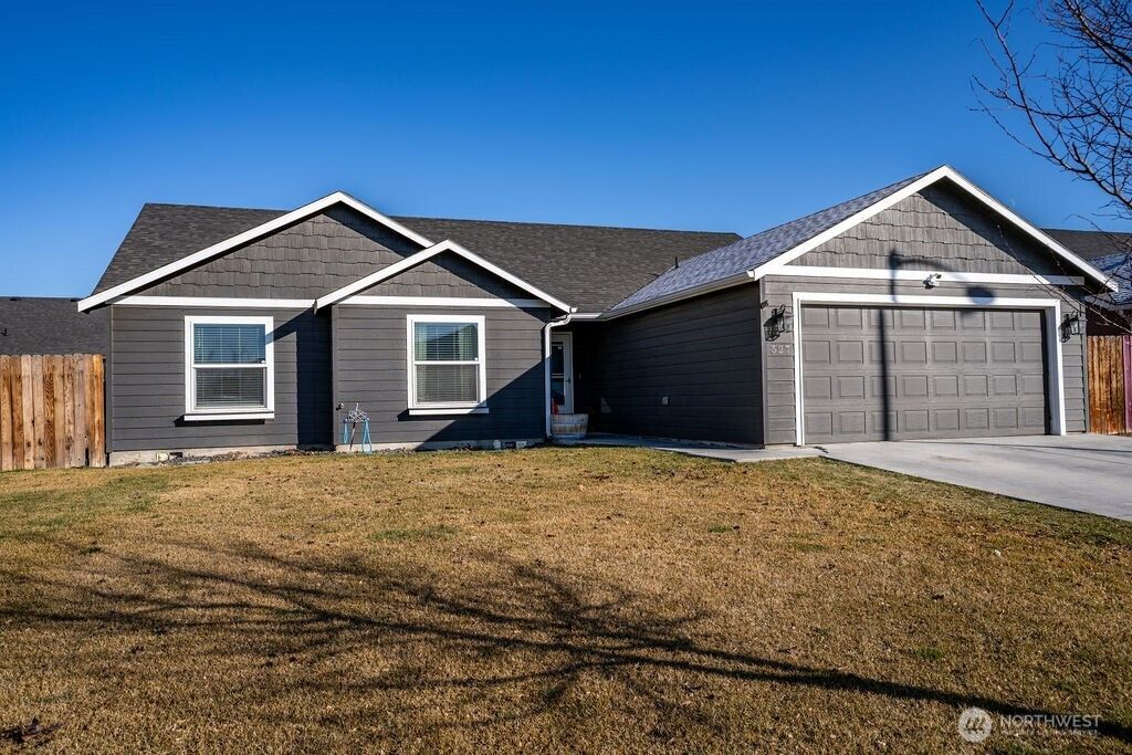 Photo of 527 Bayside Street, Moses Lake, WA 98837 (MLS # 2472012)