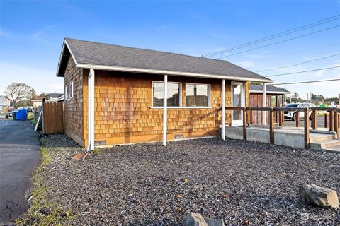 Photo of 910 Pacific Avenue S, Long Beach, WA 98631 (MLS # 2181505)