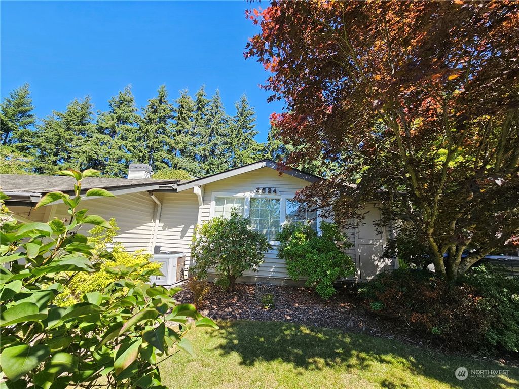 Photo of 6524 115th Place SE, Bellevue, WA 98006 (MLS # 2273222)