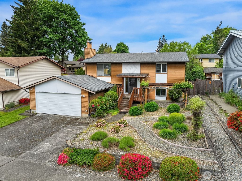 Photo of 3214 SE 19th Court, Renton, WA 98058 (MLS # 2374805)