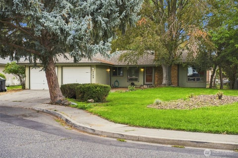 Photo of 2109 Briarwood Court, Richland, WA 99354 (MLS # 2578913)