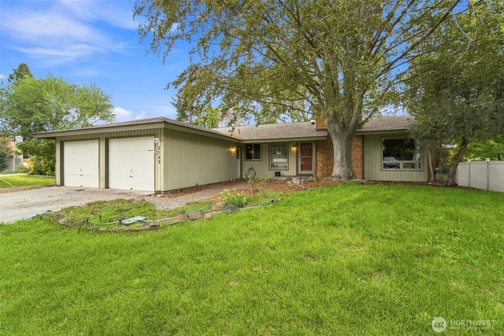 Photo of 2109 Briarwood Court, Richland, WA 99354 (MLS # 2578913)
