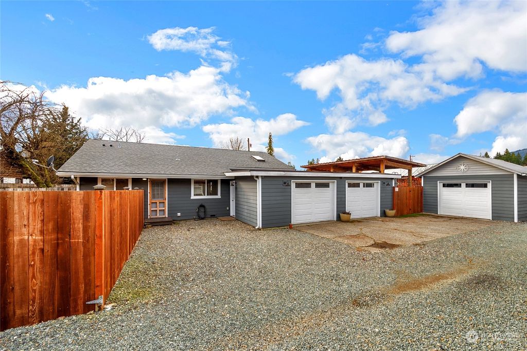 Photo of 750 S Emens Avenue, Darrington, WA 98241 (MLS # 2037858)