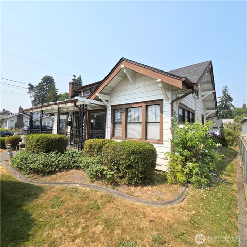 Photo of 723 5th Avenue NW, Puyallup, WA 98371 (MLS # 2565591)