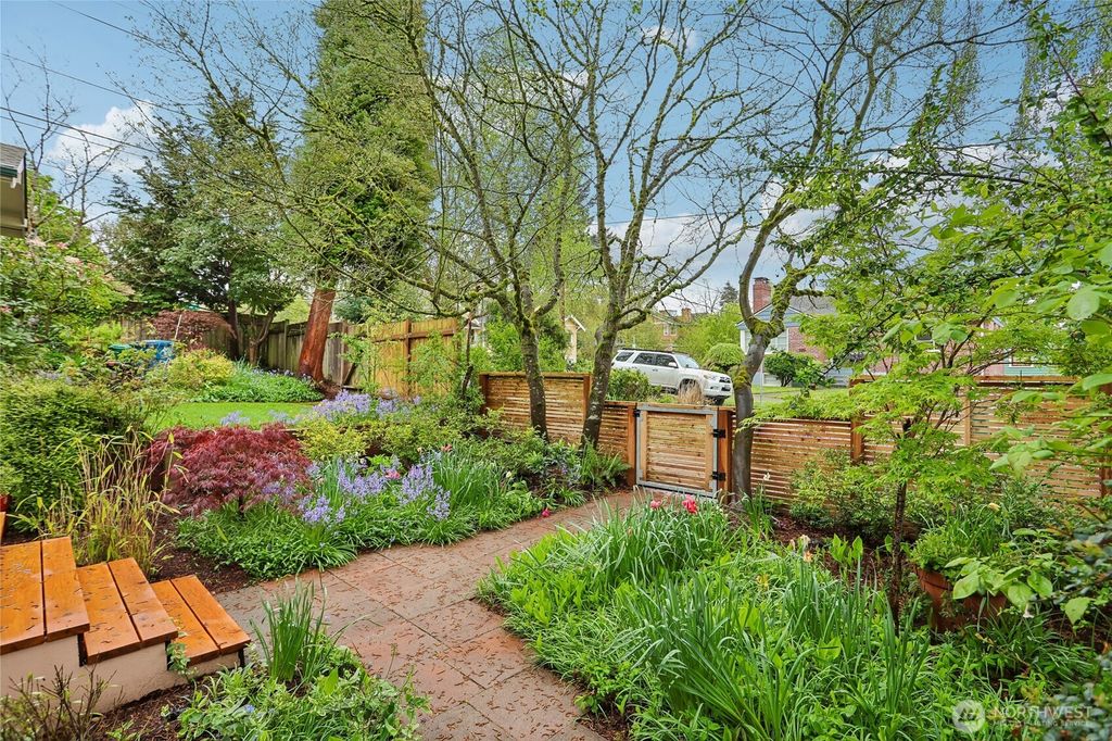 Photo of 1514 NE 70th Street, Seattle, WA 98115 (MLS # 2511605)
