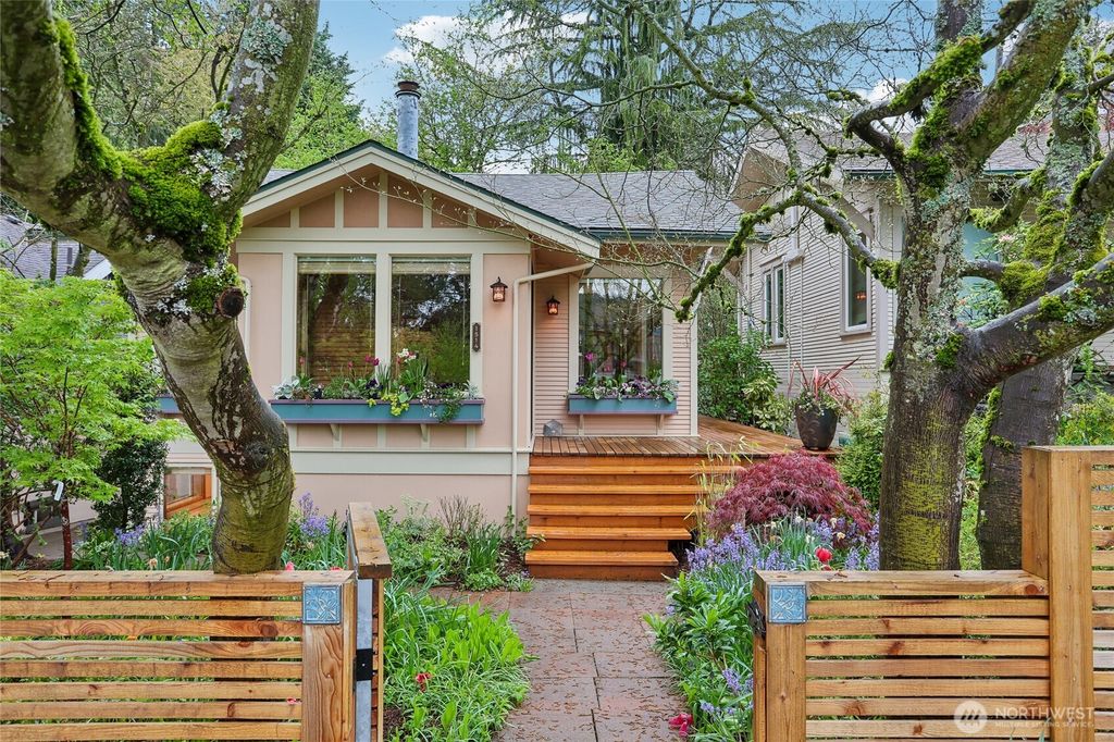 Photo of 1514 NE 70th Street, Seattle, WA 98115 (MLS # 2511605)