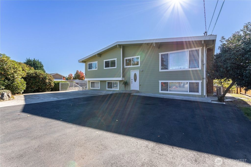 Photo of 3905 NE 6th Street, Renton, WA 98056 (MLS # 2501195)