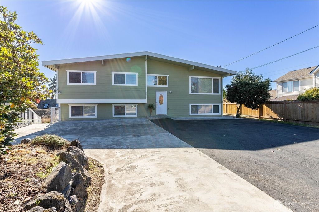 Photo of 3905 NE 6th Street, Renton, WA 98056 (MLS # 2501195)