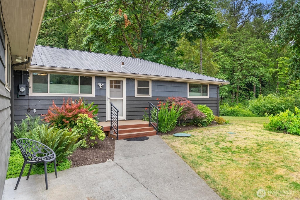 Photo of 1121 Shelton Avenue SE, Renton, WA 98058 (MLS # 2540659)