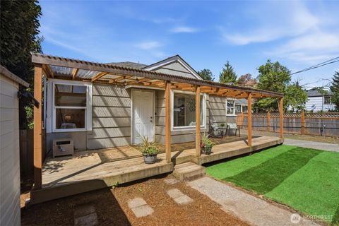 Photo of 1329 N Cambrian Avenue, Bremerton, WA 98312 (MLS # 2515980)