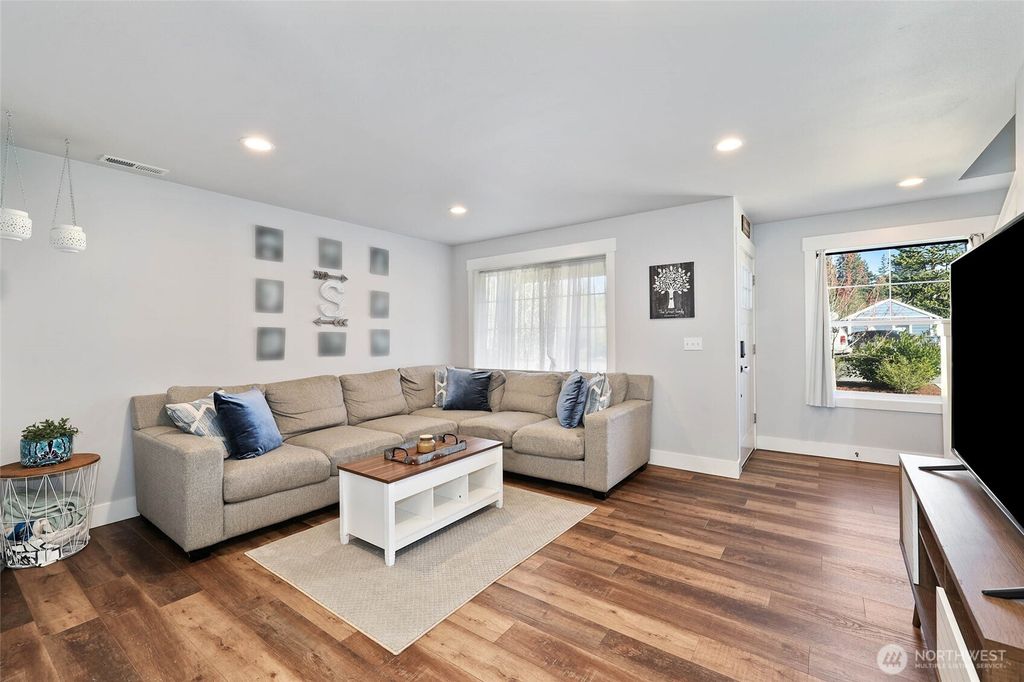 Photo of 204 Saint Helens Way, Winlock, WA 98596 (MLS # 2504702)