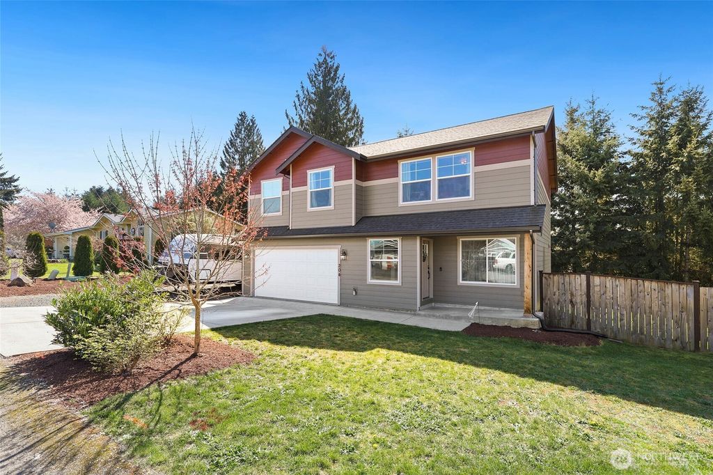 Photo of 204 Saint Helens Way, Winlock, WA 98596 (MLS # 2504702)