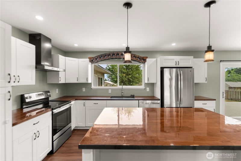 717 Ridge Drive W