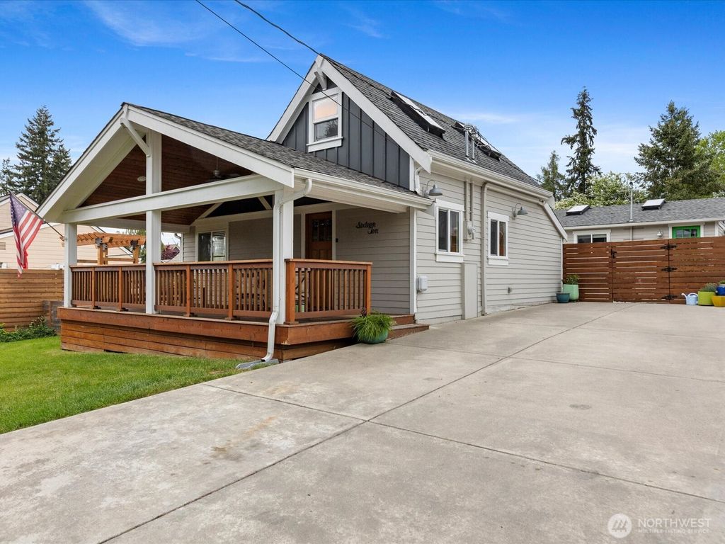 Photo of 1610 2nd Street, Snohomish, WA 98290 (MLS # 2372600)