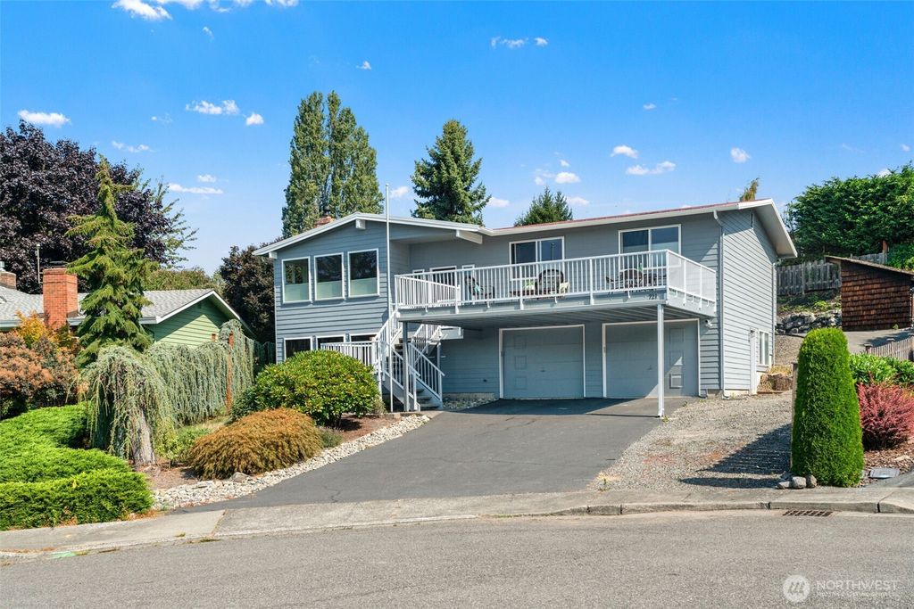 Photo of 721 Elm Place W, Edmonds, WA 98020 (MLS # 2432643)