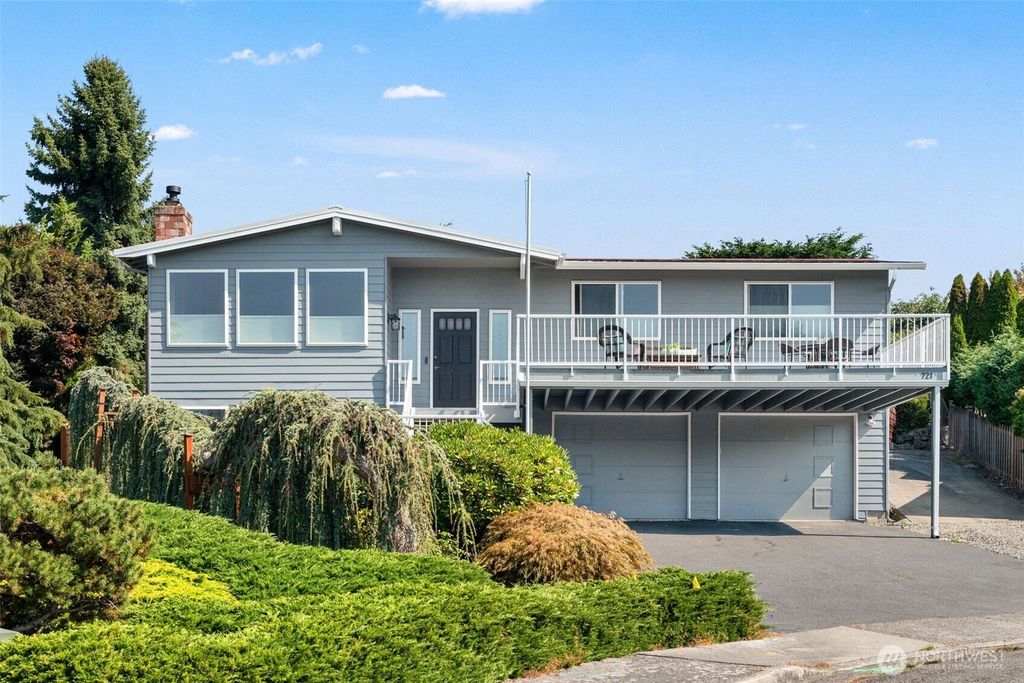 Photo of 721 Elm Place W, Edmonds, WA 98020 (MLS # 2432643)