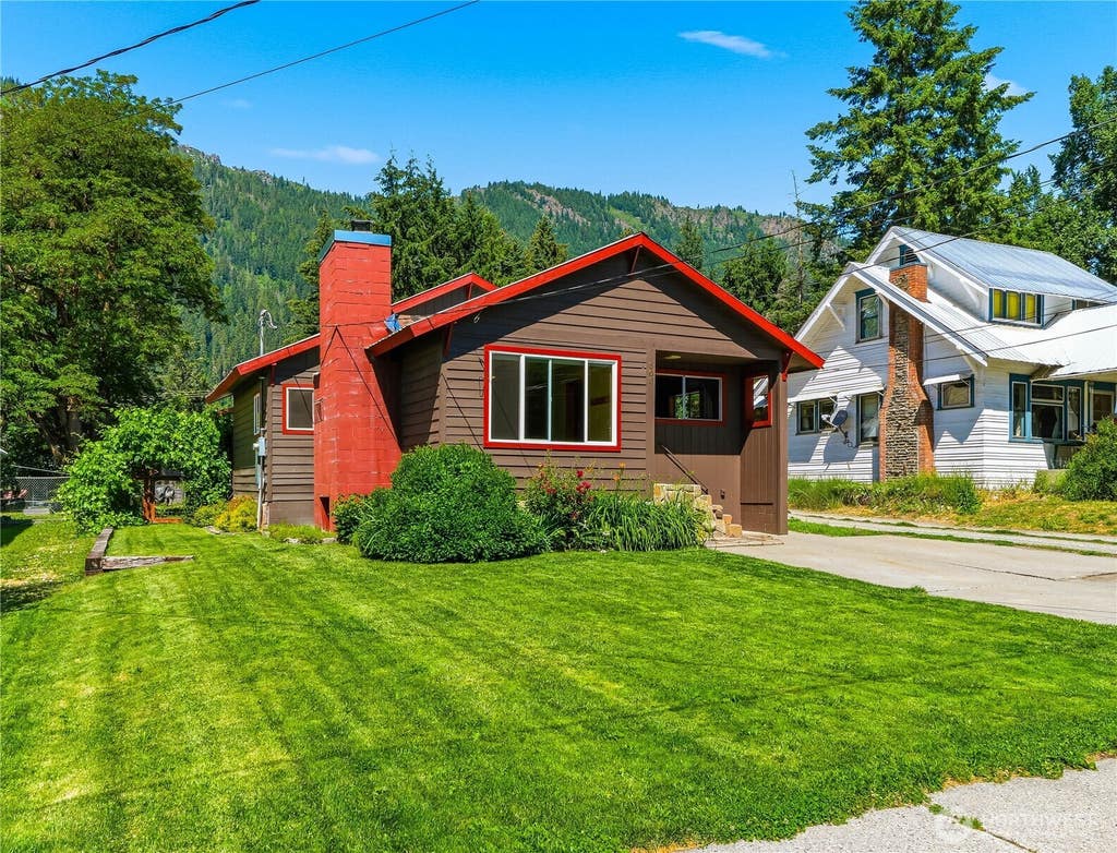 Photo of 303 Cascade Street, Leavenworth, WA 98826 (MLS # 2537679)