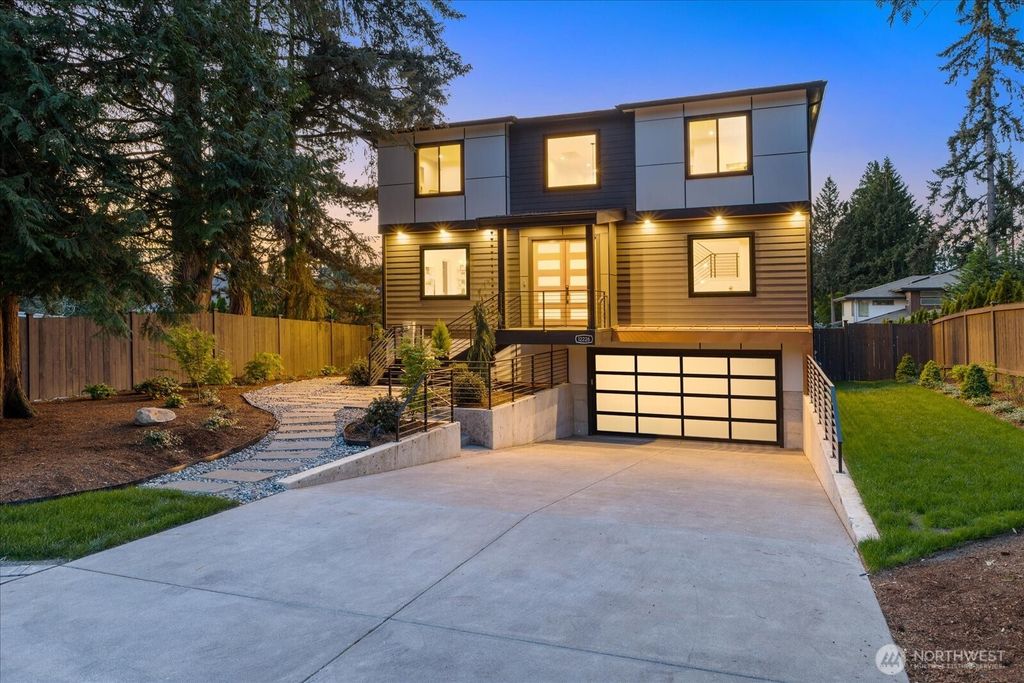 Photo of 12226 NE 70th Street, Kirkland, WA 98033 (MLS # 2516699)