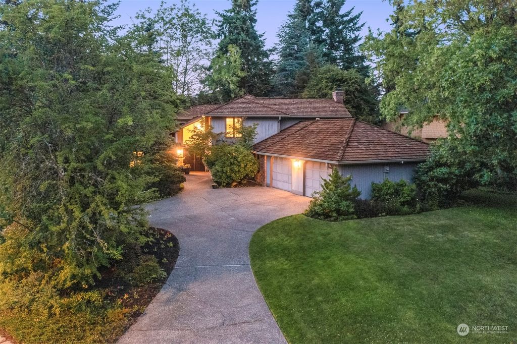 Photo of 2526 Medina Circle, Medina, WA 98039 (MLS # 2133340)